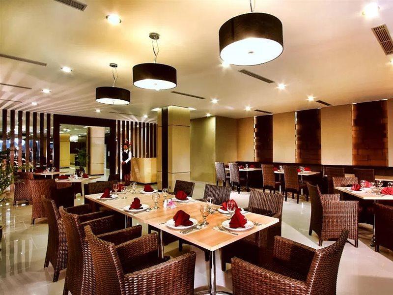 Orchardz Hotel Ayani Pontianak Buitenkant foto