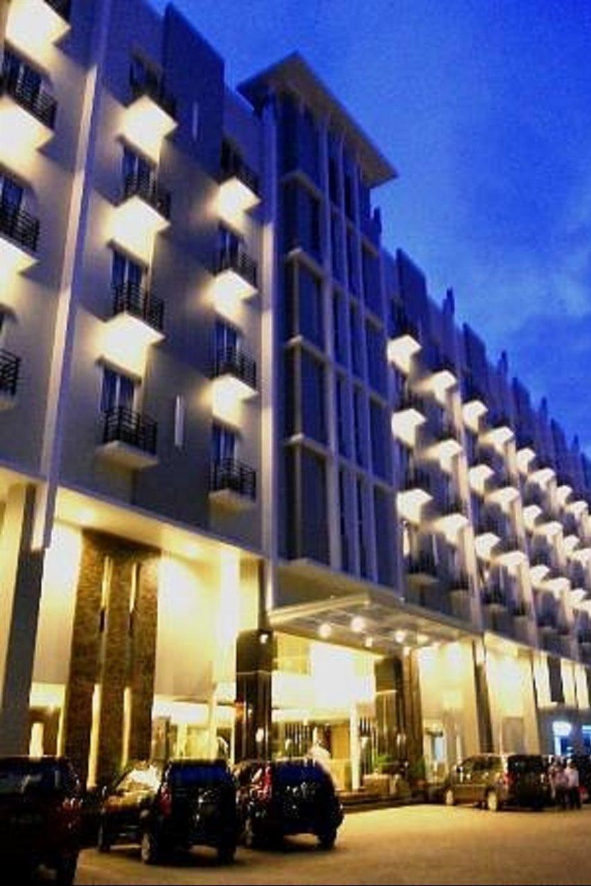 Orchardz Hotel Ayani Pontianak Buitenkant foto
