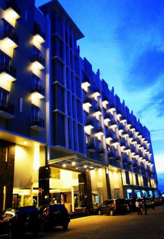 Orchardz Hotel Ayani Pontianak Buitenkant foto