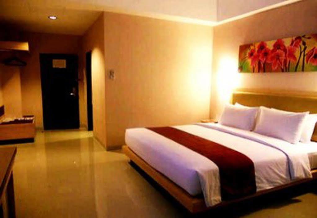 Orchardz Hotel Ayani Pontianak Buitenkant foto